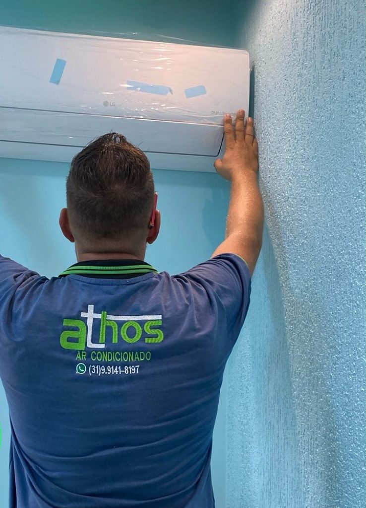 Técnico da Athos fixando a evaporadora na parede