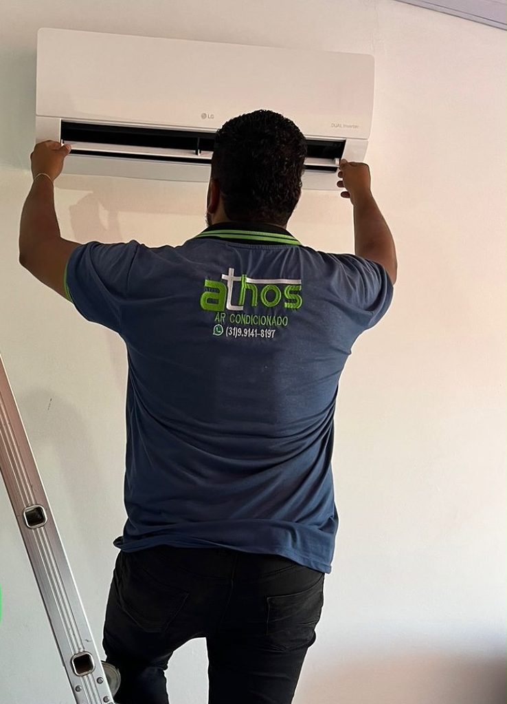 Técnico da Athos instalando um split em uma sala